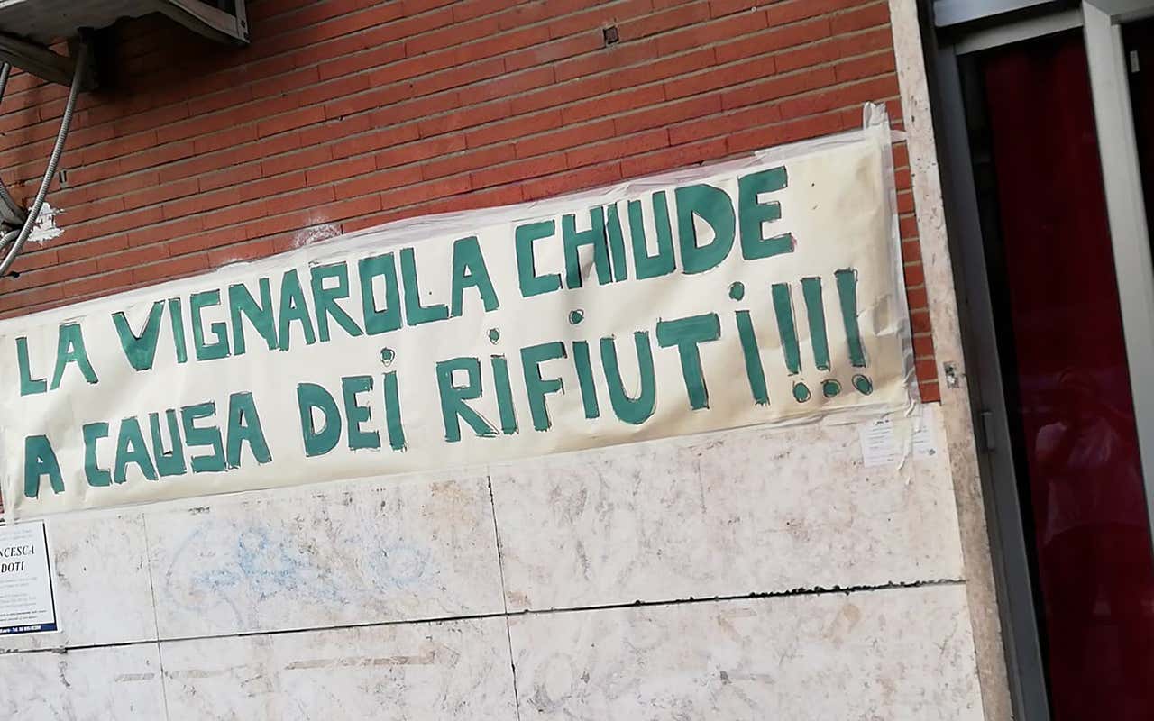 L'annuncio della chiusura Dopo lockdown e limitazioni, a Roma si chiude per ... rifiuti!