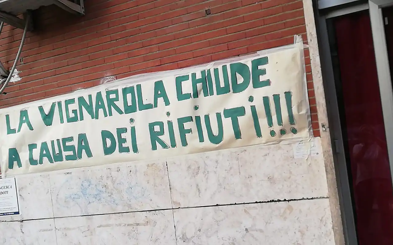 L'annuncio della chiusura Dopo lockdown e limitazioni, a Roma si chiude per ... rifiuti!