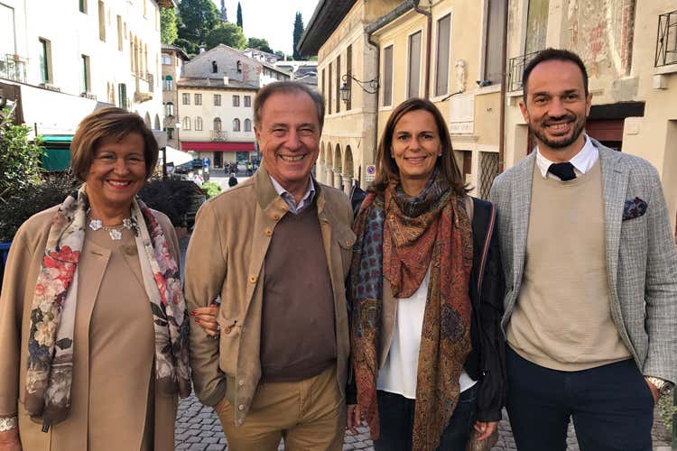 Adriana, Armando, Sarah e Alberto Serena (Il vigneto napoleonico torna alla luce Opera dei Serena, mecenati del vino) Adriana, Armando, Sarah e Alberto Serena (Il vigneto napoleonico torna alla luce Opera dei Serena, mecenati del vino)