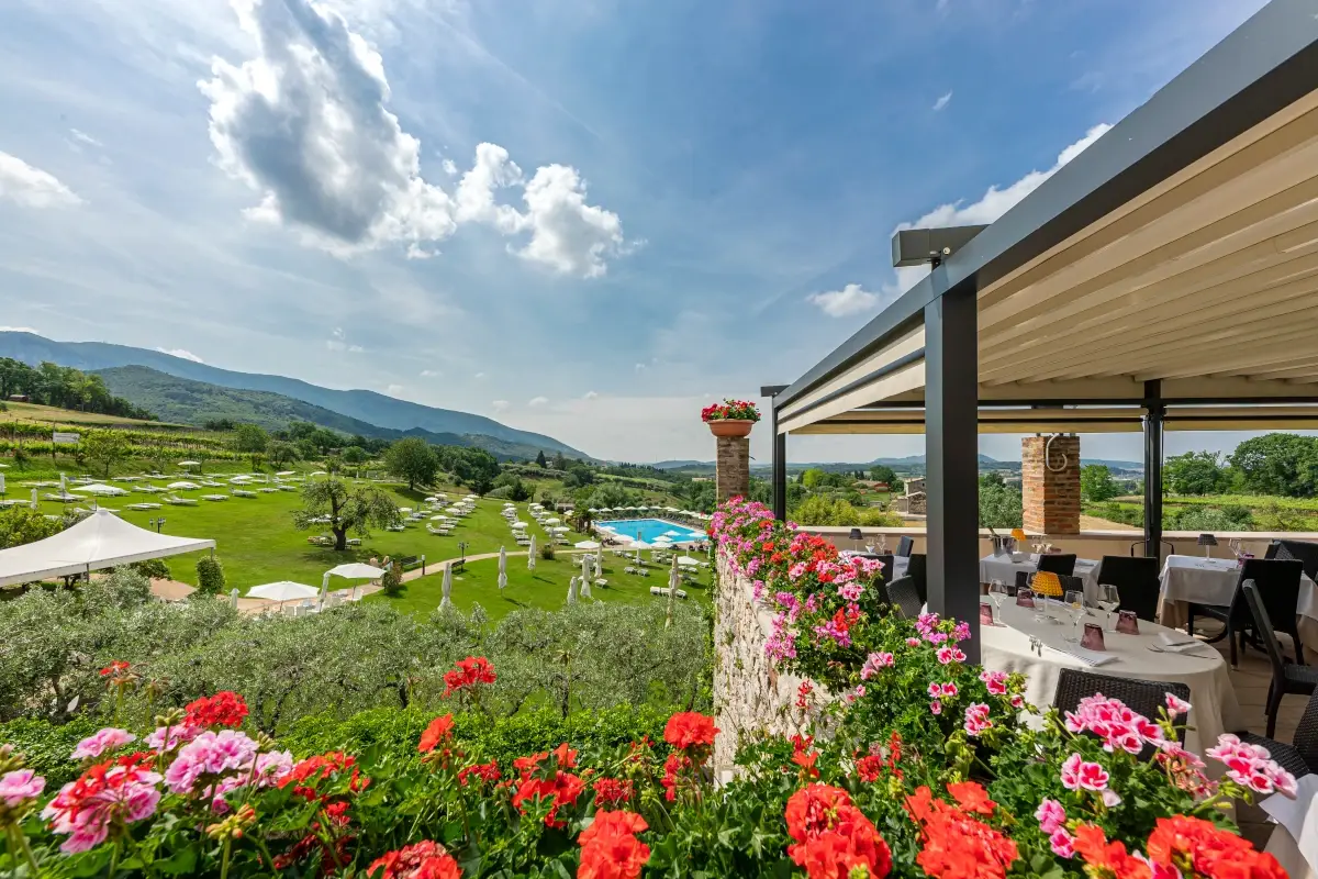 Villa Cariola. Sullo sfondo la piscina olimpionica Villa Cariola, piscina, svago e relax sul Garda per godersi la fine dell&rsquo;estate