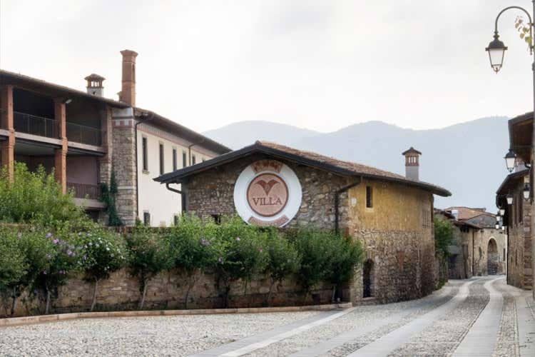 L'esterno di Villa Franciacorta Villa Franciacorta pu&ograve; stappare, il 2022 si &egrave; aperto col botto