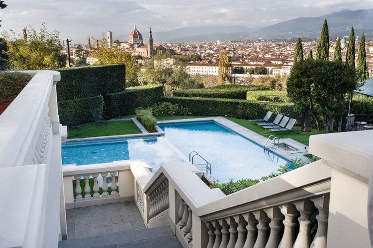 La vista su Firenze dalla piscina di Villa La Vedetta - Hotel a 5 stelle in profondo rosso A Firenze chiude Villa La Vedetta