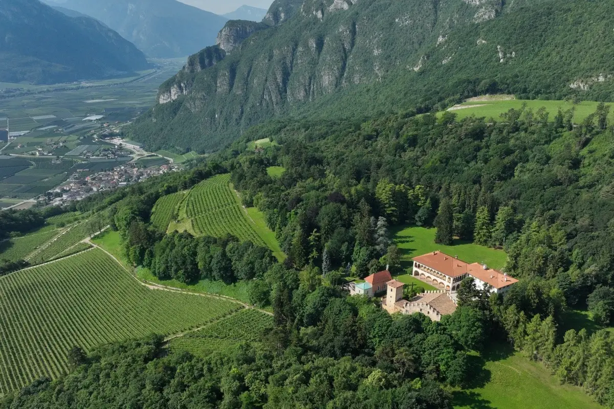 Villa Margon vista dall'alto Ferrari, la bollicina italiana riferimento per l'enoturismo mondiale