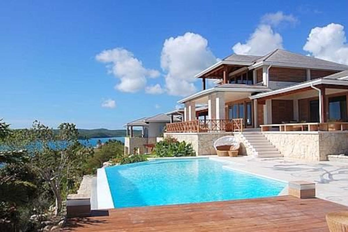 Berlusconi e le sue case vacanze, paradisi dalla Costa Smeralda alle Bermuda