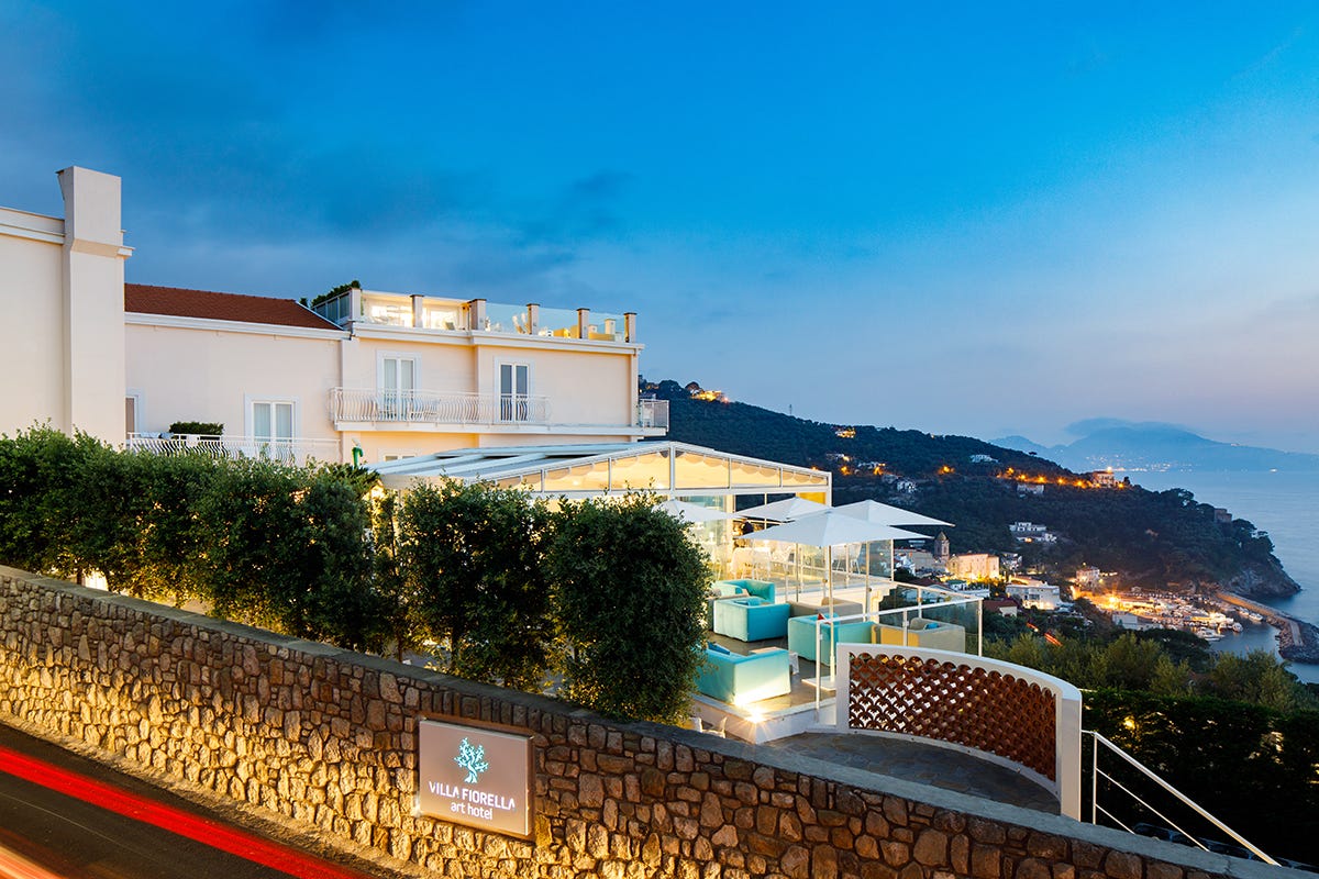 L’hotel è issato sul crinale della costiera Art Hotel Villa Fiorella, quando l’arte incontra la Costiera Sorrentina
