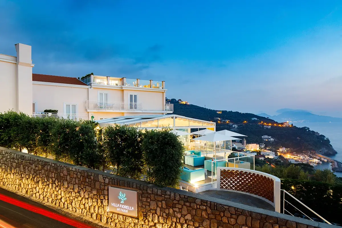 L&rsquo;hotel &egrave; issato sul crinale della costiera Art Hotel Villa Fiorella, quando l&rsquo;arte incontra la Costiera Sorrentina