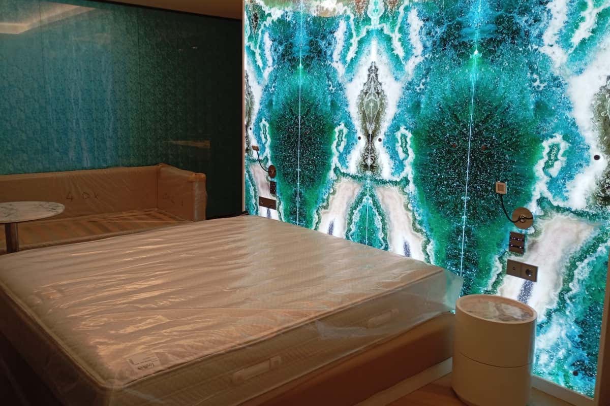 Dettagli moderni e lussuosi, anche sulle pareti delle nuove stanze del Villa Pascucci Mare