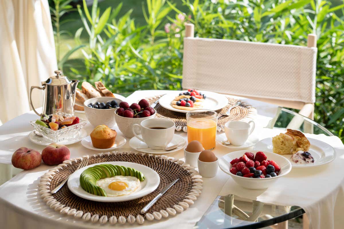 All’hotel Villa Roma Imperiale la colazione viene servita nella veranda affacciata sul giardino