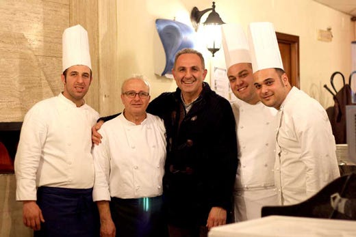 Lo chef Attilio Di Cristo (secondo da sinistra) e Salvatore Kosta (al centro) con i tre pizzaioli di brigata