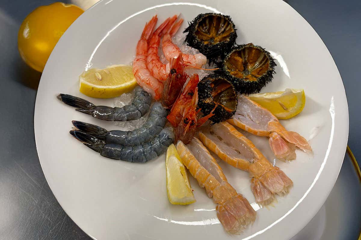 Quando il mare incontra il fuoco: il ristorante che unisce crudi di pesce e brace Quando il mare incontra il fuoco: il ristorante che unisce crudi di pesce e brace