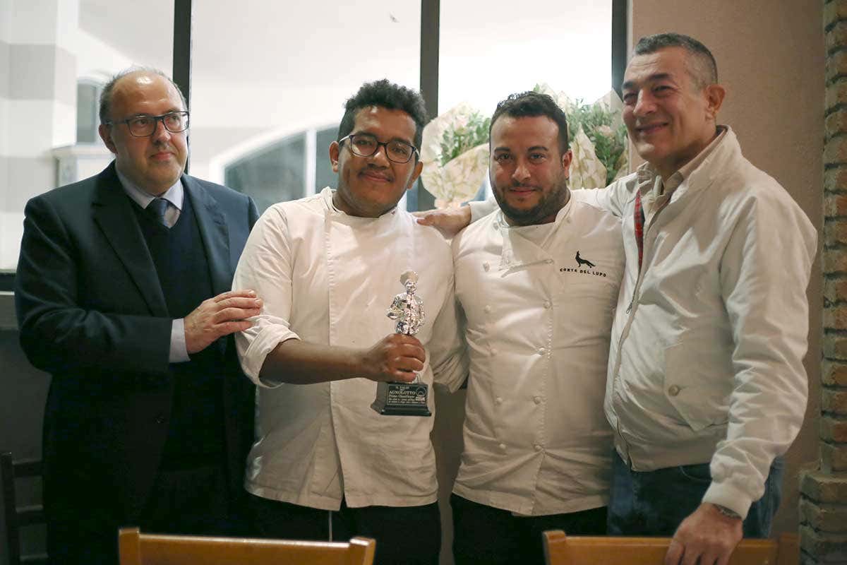 I vincitori del Palio dell'Agnolotto 2021: Ristorante Corte del Lupo Il Ristorante Corte del Lupo vince la sfida di beneficenza del Palio dell'Agnolotto I vincitori del Palio dell'Agnolotto 2021: Ristorante Corte del Lupo Il Ristorante Corte del Lupo vince la sfida di beneficenza del Palio dell'Agnolotto