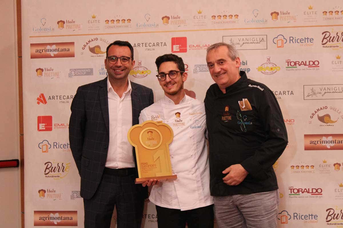 La premiazione di  Pompilio Giardino per il Miglior panettone artigianale creativo al cioccolato Mastro Panettone, Campania e Lombardia fanno incetta di premi