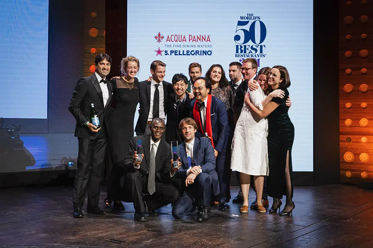 Il team del Noma celebra il primo posto della classifica 50 Best Restaurants Il Noma di Copenhagen per la 5a volta miglior ristorante al mondo
