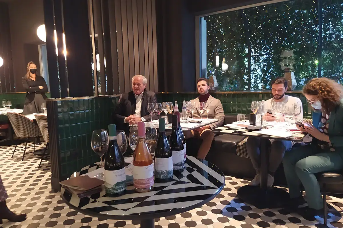 In primo piano i vini degustati. Sullo sfondo, Diego e Mattia Cottini I vini Monte Zovo fra eccellenze e territorialit&agrave; sono un esempio di sostenibilit&agrave;