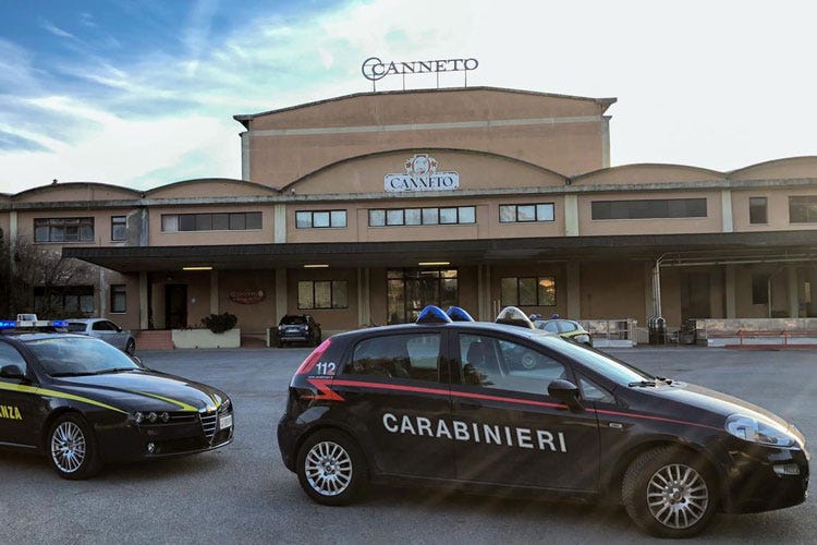 Carabinieri e finanza a Canneto Pavese durante il blitz (Scandalo del vino in Oltrepò Ora il Consorzio chiede i danni)