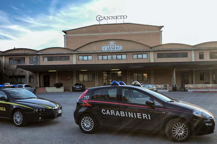 Carabinieri e finanza a Canneto Pavese durante il blitz (Scandalo del vino in Oltrepò Ora il Consorzio chiede i danni)