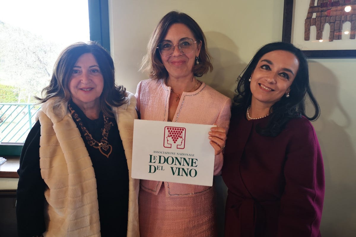 Da sinistra Loretta Di Maulo, Paola Cocci Grifoni e Tiziana Capocasa Sfumature di rosa per scoprire i vitigni autoctoni delle Marche