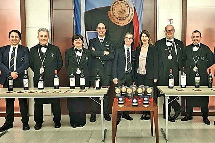 I sommelier siciliani con al centro Luigi Salvo e Karin Meriot (In passerella i vini siciliani premiati al Concours Mondial)