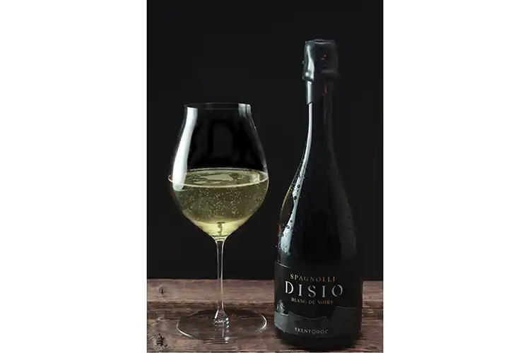 La bottiglia Desi&ograve; Lo spumante Trentodoc &amp;quote;Dis&igrave;o&amp;quote;, l'omaggio di Spagnolli a Dante