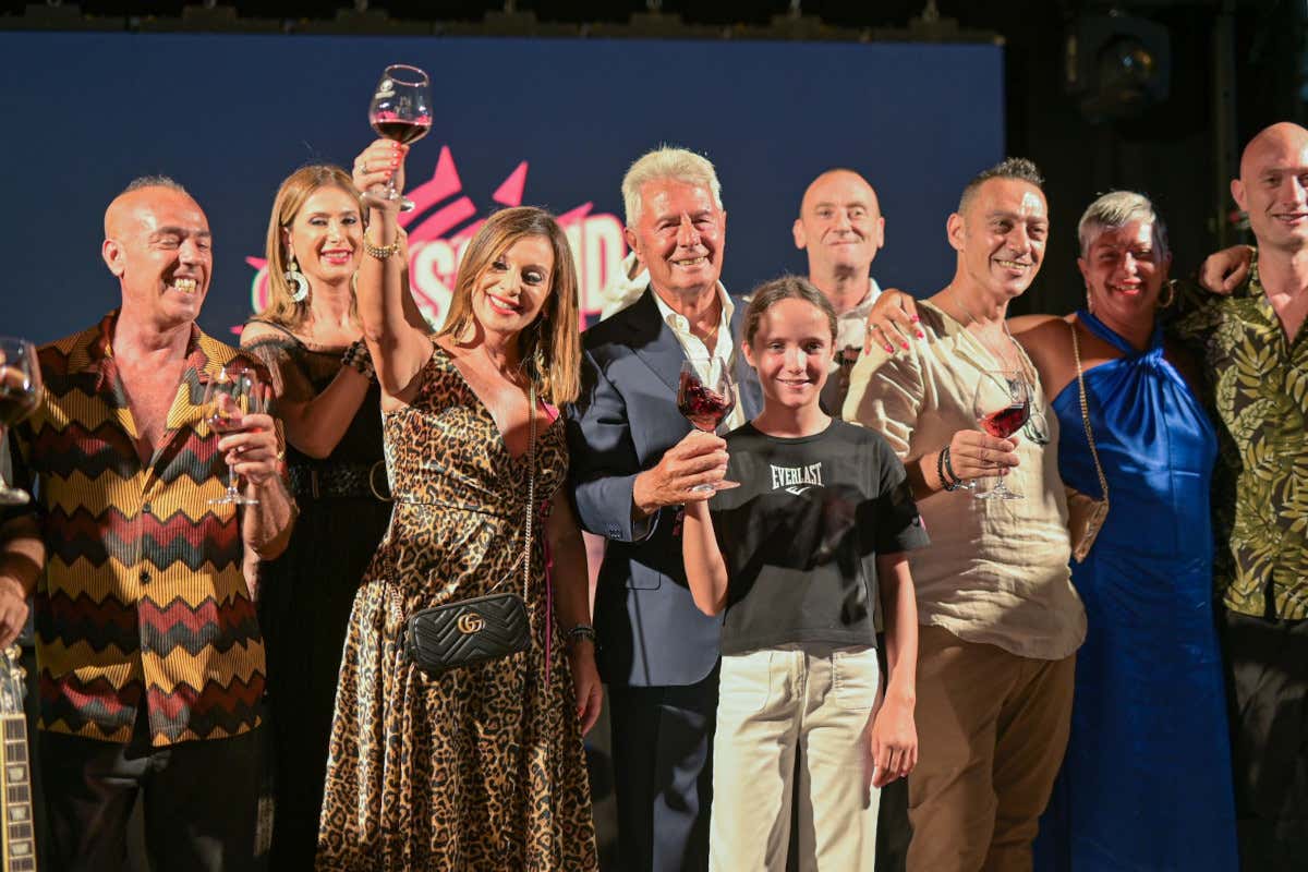 Un momento della presentazione Sud Sound System e Cantine Due Palme insieme per dei vini che sanno di Salento Un momento della presentazione Sud Sound System e Cantine Due Palme insieme per dei vini che sanno di Salento