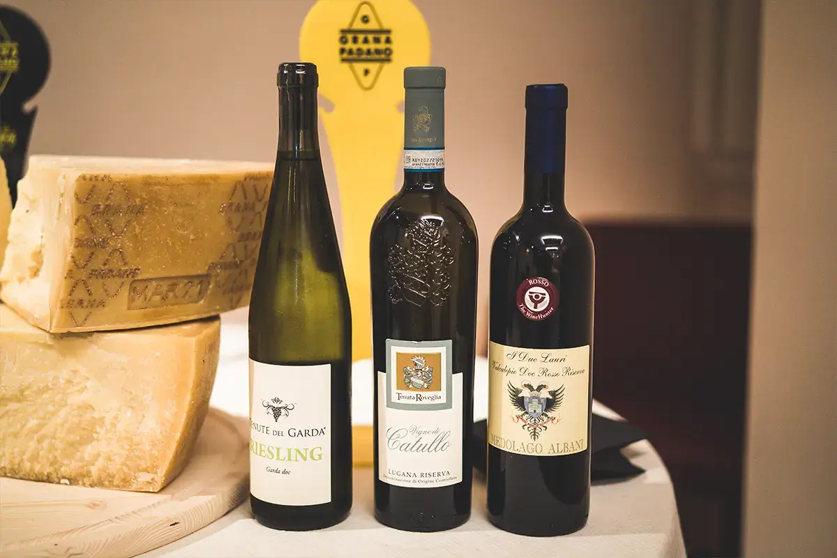 &ldquo;Riesling&rdquo; Garda Dop 2018 - Tenute Del Garda | &ldquo;Vigne Di Catullo&rdquo; Lugana Doc Riserva 2018 - Tenuta Roveglia | &ldquo;I Due Lauri&rdquo; Valcalepio Doc Rosso Riserva 2018 - Azienda Medolago Albani &ldquo;Nati per stare insieme&rdquo; da Tano Passami l&rsquo;Olio