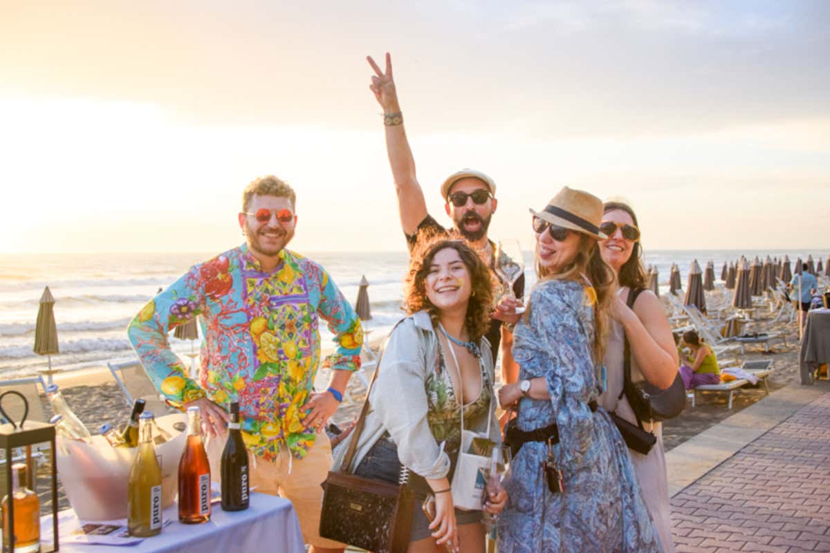 Vini Bagnanti 2025: grandi etichette e sapori toscani sulla spiaggia di San Vincenzo Vini Bagnanti 2025: grandi etichette e sapori toscani sulla spiaggia di San Vincenzo