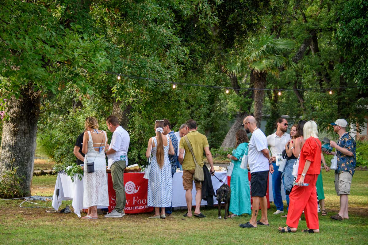 Vini Bagnanti 2025: grandi etichette e sapori toscani sulla spiaggia di San Vincenzo Vini Bagnanti 2025: grandi etichette e sapori toscani sulla spiaggia di San Vincenzo