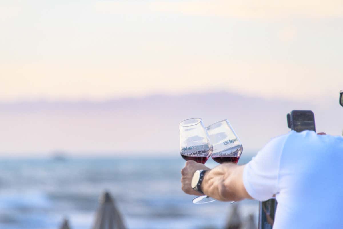 Vini Bagnanti 2025: grandi etichette e sapori toscani sulla spiaggia di San Vincenzo Vini Bagnanti 2025: grandi etichette e sapori toscani sulla spiaggia di San Vincenzo