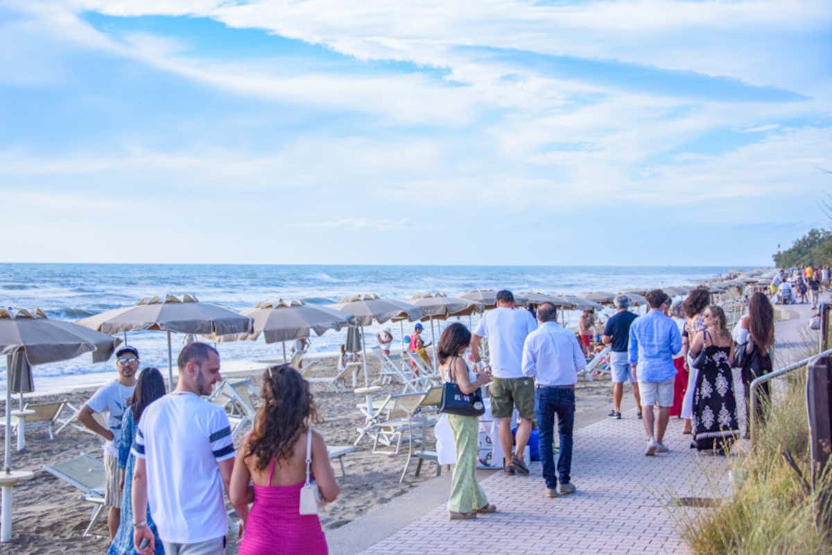 Vini Bagnanti 2025: grandi etichette e sapori toscani sulla spiaggia di San Vincenzo Vini Bagnanti 2025: grandi etichette e sapori toscani sulla spiaggia di San Vincenzo