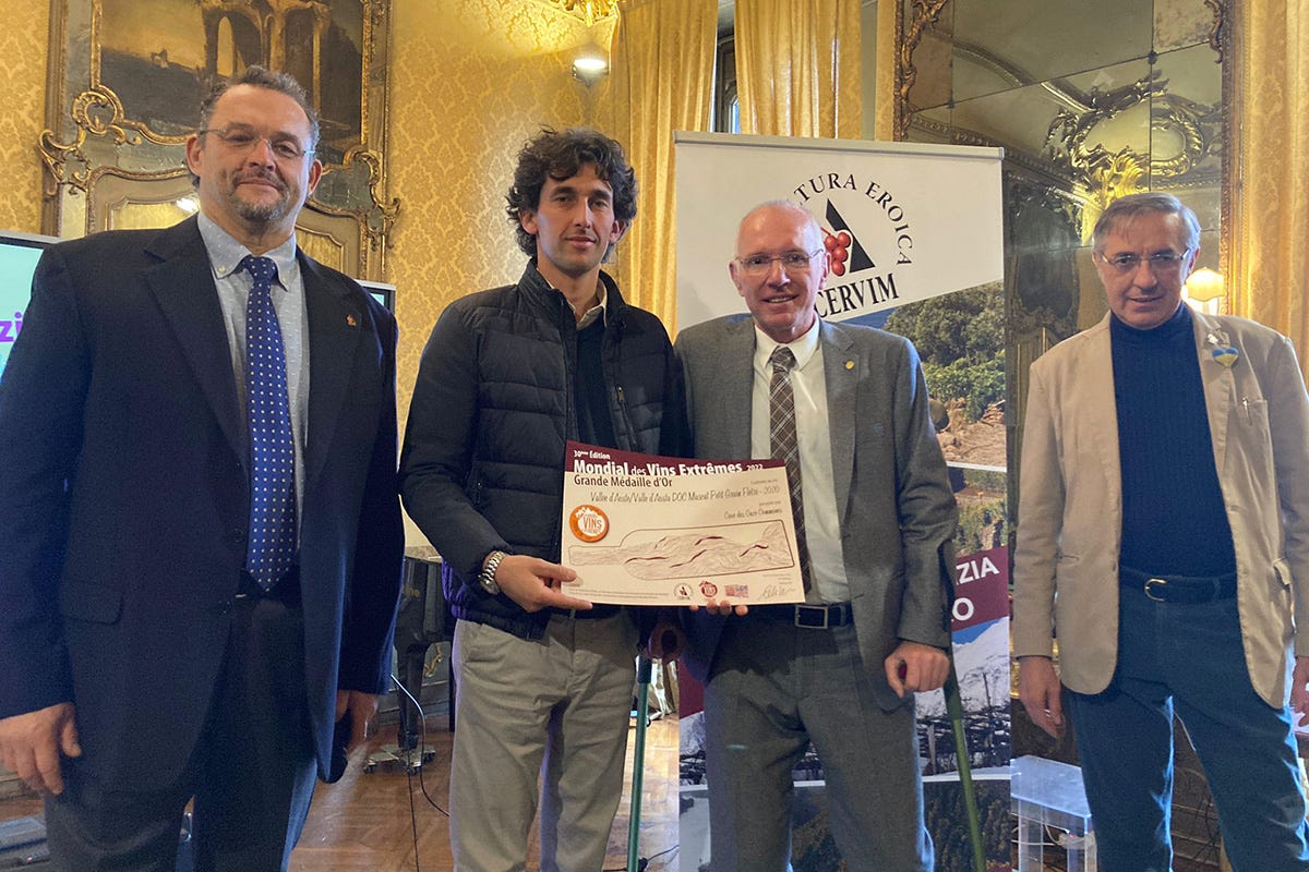 Strfanio Celi, primo da sinistra, nel corso della premiazione Mondial des Vins Extrêmes l’Italia conquista il medagliere