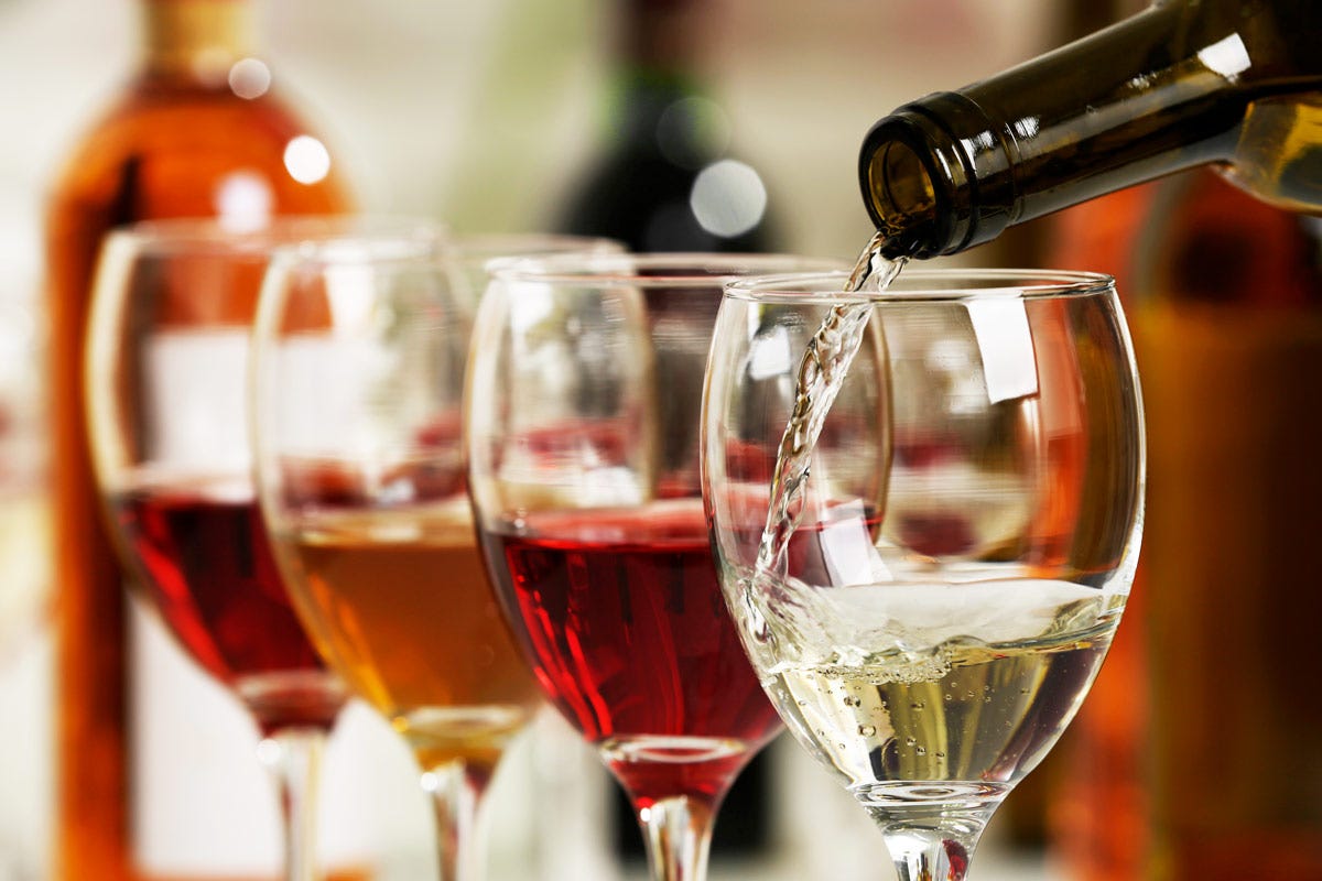 Il mercato nazionale è suddiviso in 36% di vini bianchi, 32% vini rossi, 26% spumanti, 6% di rosati Vino ecco le tendenze 2023 per bar e ristoranti