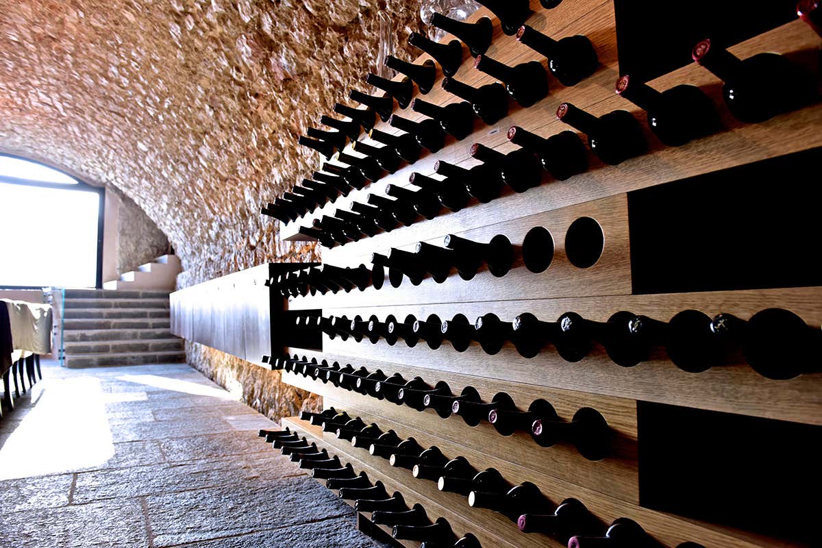 Particolare della cantina La nuova rotta del ristorate Balzi Rossi di Ventimiglia: al timone Enrico Marmo