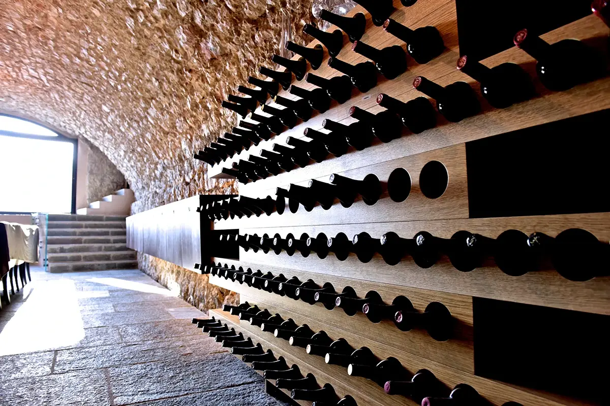 Particolare della cantina La nuova rotta del ristorate Balzi Rossi di Ventimiglia: al timone Enrico Marmo