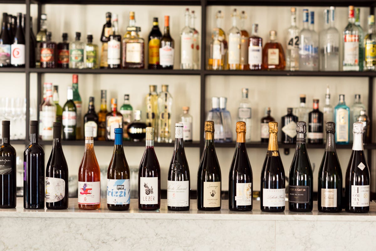 Alcune delle principali bottiglie A Testaccio arriva Vinificio, un connubio tra vino, cibo e arte