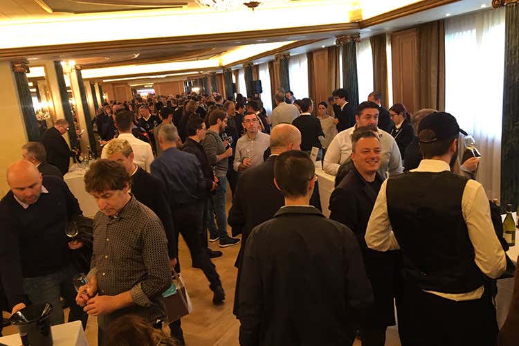 Tanti appassionati alla degustazione (ViniPlus 2020,  20% di vini Rosa d&rsquo;Oro a 79 etichette)