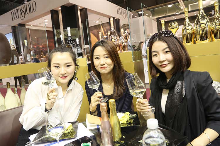 (Vinitaly sempre più business oriented Crescono i servizi per le imprese) (Vinitaly sempre più business oriented Crescono i servizi per le imprese)