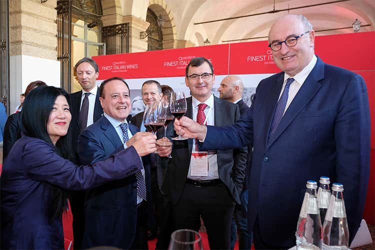 (Vinitaly sempre più business oriented Crescono i servizi per le imprese) (Vinitaly sempre più business oriented Crescono i servizi per le imprese)