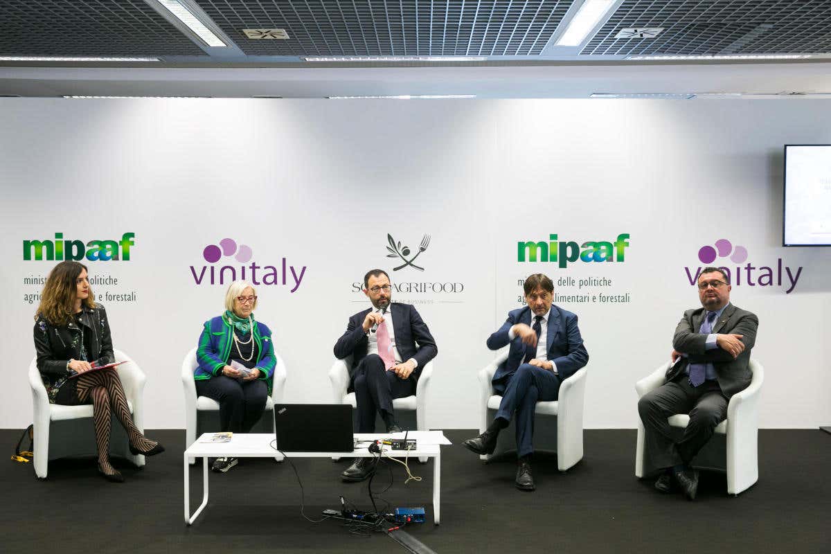 Da sinistra Lara Loreti, Donatella Cinelli Colombini, Stefano Patuanelli, Dario Stef&agrave;no, Angelo Radica Con pi&ugrave; donne in cantina l'enoturismo si fa pi&ugrave; verde