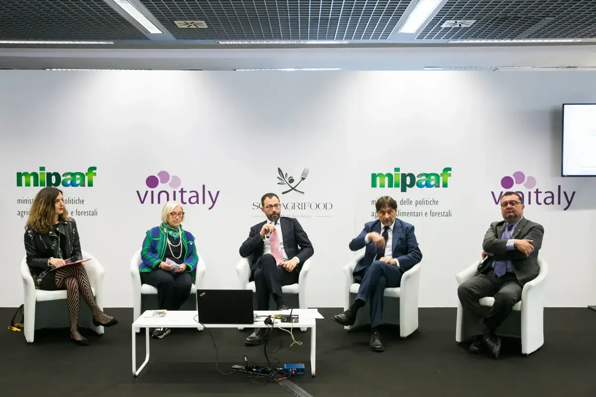 Da sinistra Lara Loreti, Donatella Cinelli Colombini, Stefano Patuanelli, Dario Stef&agrave;no, Angelo Radica Con pi&ugrave; donne in cantina l'enoturismo si fa pi&ugrave; verde