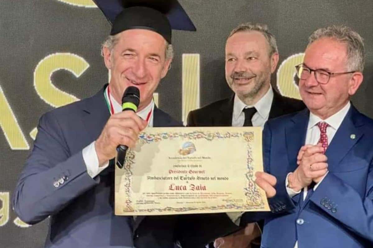 Luca Zaia onorato dall’Accademia Del Tartufo nel Mondo durante il Vinitaly 2024