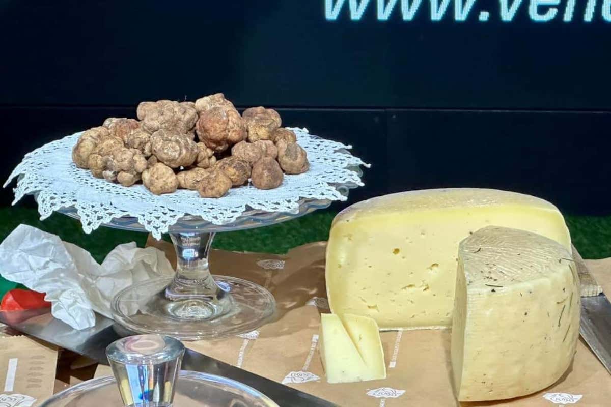 Luca Zaia onorato dall’Accademia Del Tartufo nel Mondo durante il Vinitaly 2024