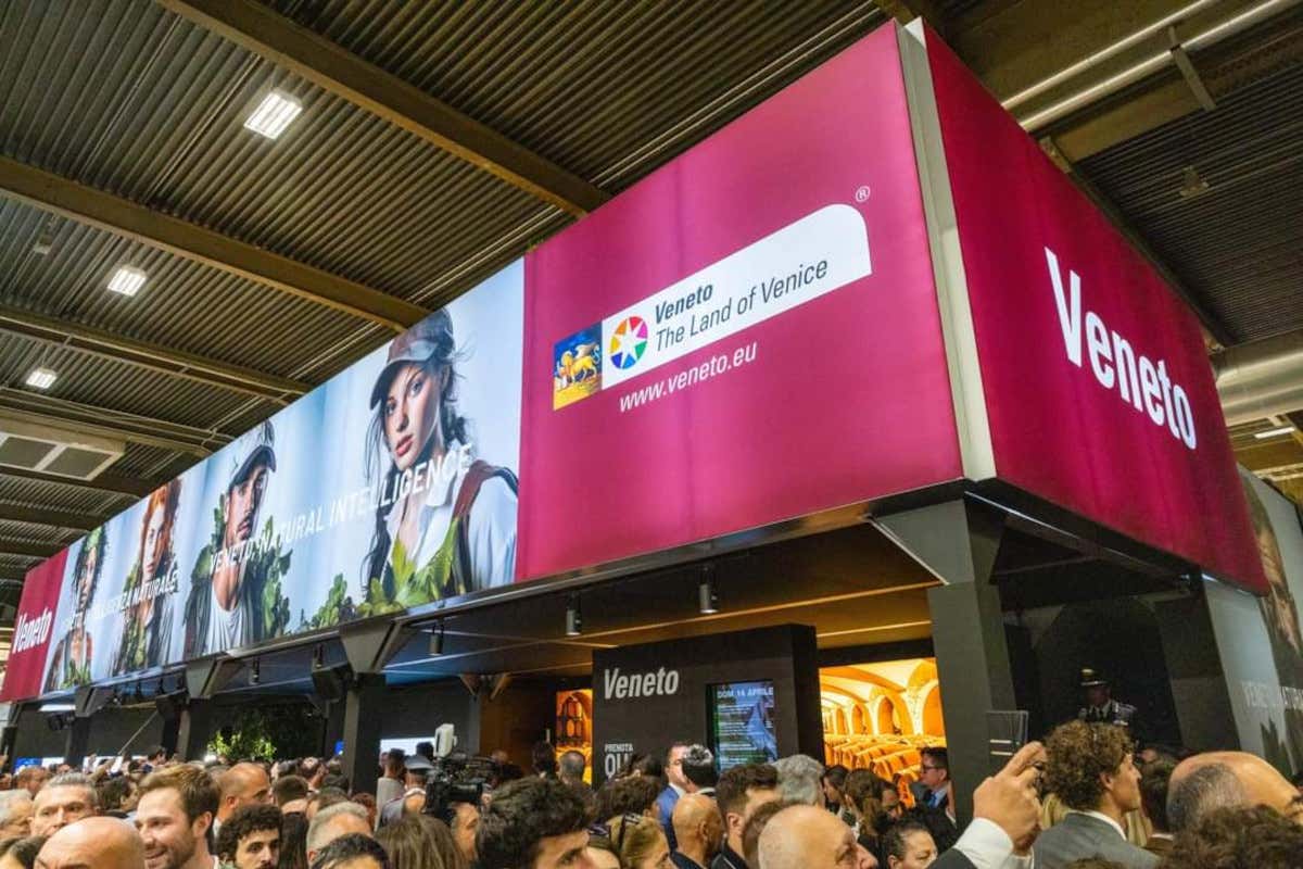 Luca Zaia onorato dall’Accademia Del Tartufo nel Mondo durante il Vinitaly 2024