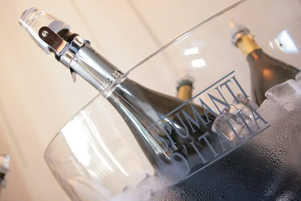 Aumentati a dicembre gli ascquisti di vino in negozi specializzati e supermercati in vista di un Capodanno domestico A Capodanno si stapperanno quasi 41 milioni di bottiglie, pi&ugrave; a casa che al ristorante