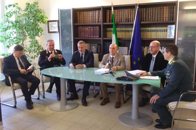 Gli inquirenti in conferenza stampa (Vino contraffatto, bufera in Oltrepò Cinque persone agli arresti)
