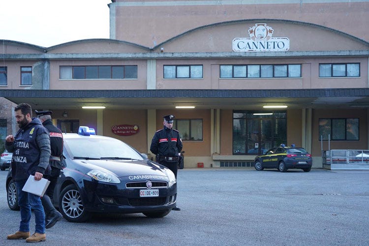 Carabinieri e finanza alla Cantina Canneto (foto La Provincia Pavese) (Vino contraffatto, bufera in Oltrepò Cinque persone agli arresti)