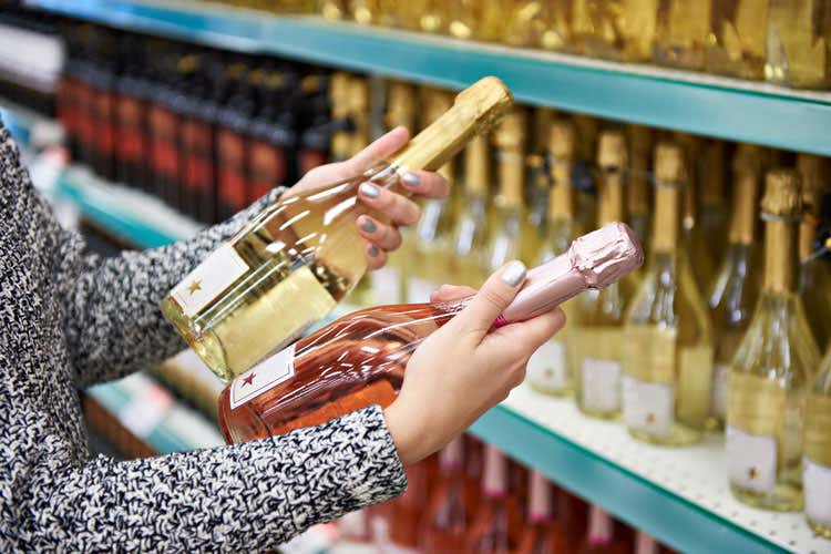 Reggono i consumi di vino nel primo semestre del 2020 - Il Prosecco batte lo Champagne Nel lockdown boom dei vini lowcost