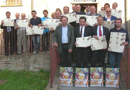 In primo piano, da sinistra, i rappresentanti delle aziende: Cantina di Forlì-Predappio, Istituto Professionale statale agricoltura e ambiente, Caviro, Spinelli Giampiero