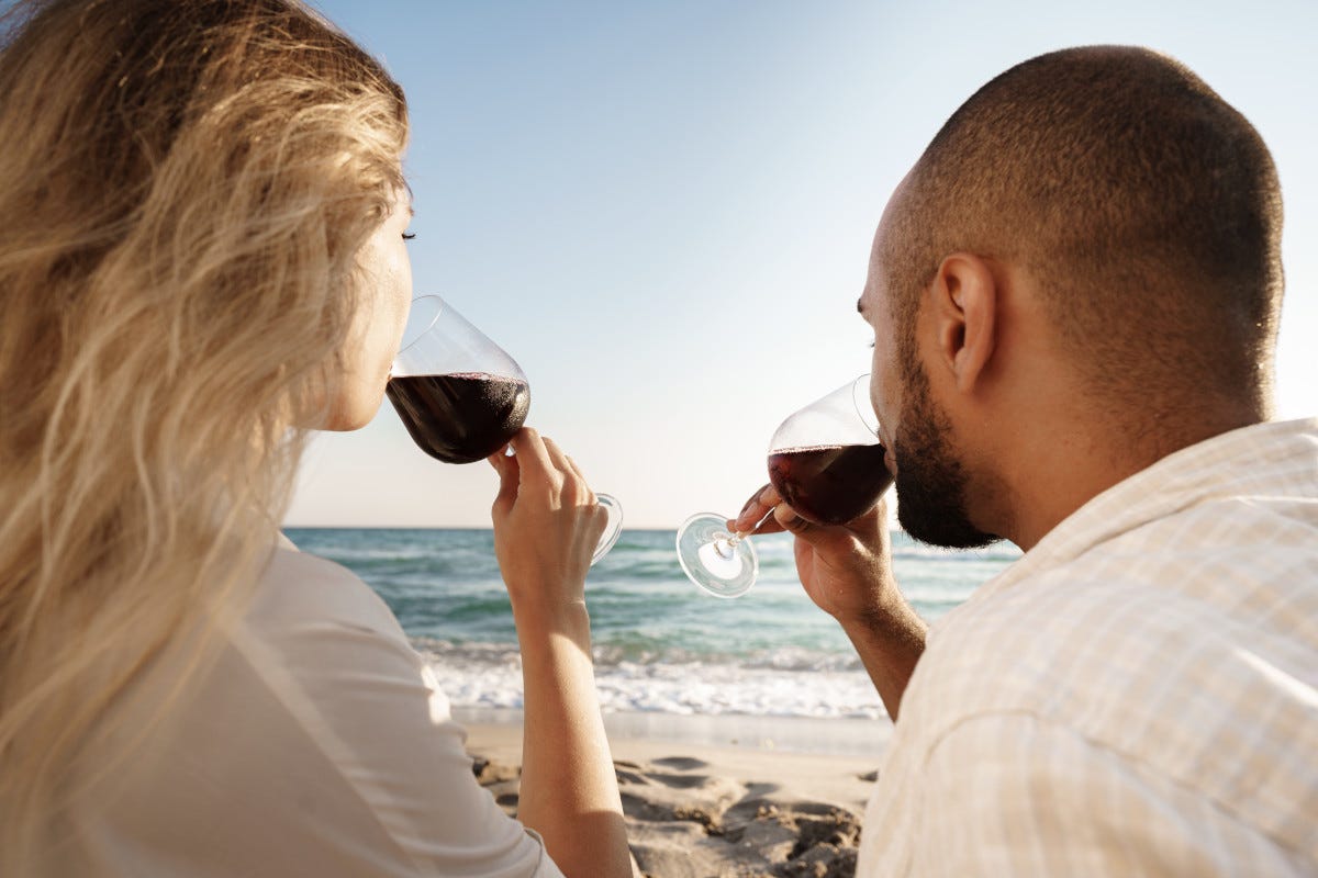 Il vino rosso non va in frigorifero? Tutti i miti da sfatare sul vino in estate