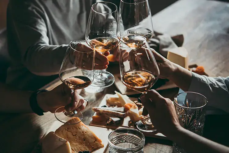 L'Italia del vino fa quadrato contro Prosek, politiche anti-cancro dell'Oms e produzioni fuori zona Il mondo del vino fa quadrato. Centinaio: &laquo;Prosek, rischio per tutte le denominazioni europee&raquo;