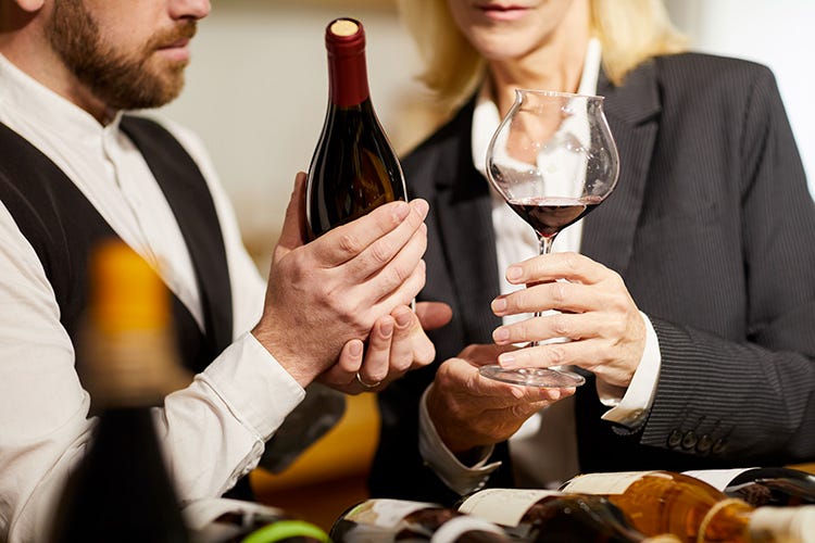 Fondamentale dopo la riapertura, l'accordo tra ristoratore e produttore - Vino, per pagarlo meno al ristorante bisogna accordarsi col produttore